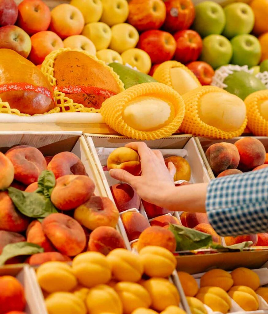 Rayon de fruits dans une épicerie, avocat en droit de la distribution